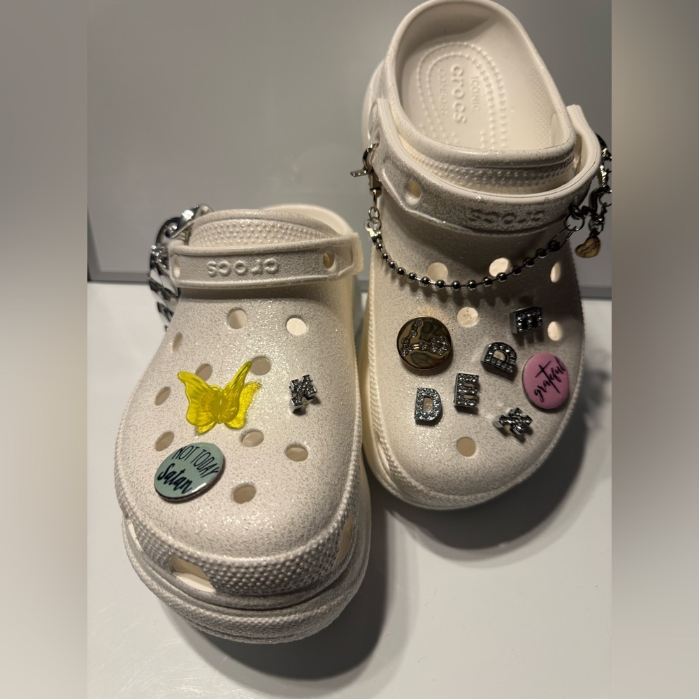 CROCS BAE EMBELLISHED GLITTER DESIGN WHITE SANDALS CHARMS ACCENTS WOMEN US SZ 8